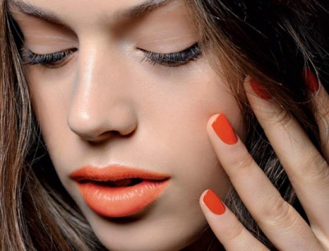 O esmalte para unhas é o primeiro no ranking das causas das alergias, seguido das maquiagens aplicadas na região dos olhos