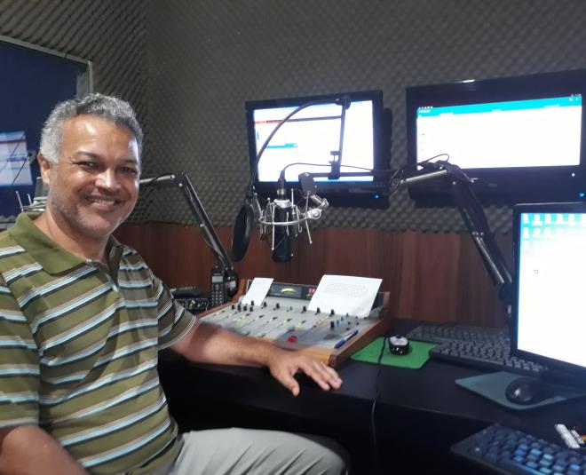 O jornalista Júlio Oliveira apresenta, desde ontem o Radar 99