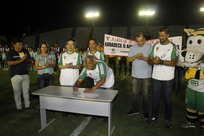 O prefeito Nardyello Rocha assinou o convênio em solenidade no gramado do Ipatingão, ao lado do presidente LDI Silvestre Antônio, do presidente da Cãmara Jadson Heleno, do secretário Carlos Oliveira, do representante da Nippon Steell  Shigetaka Higara e da prefeita de Santana do Paraíso Luzia do Kim