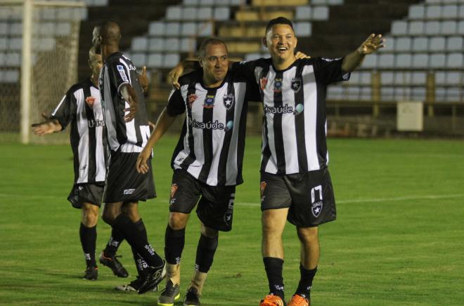 Jackson comemorou efusivamente o gol que deu a vitória ao Beira Rio no jogo de abertura do Super Máster
