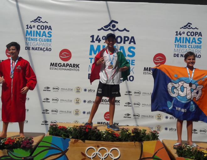 O atleta Victor Emanuel, de 11 anos, que alcançou o pódio na prova 100m livre e conquistou o ouro