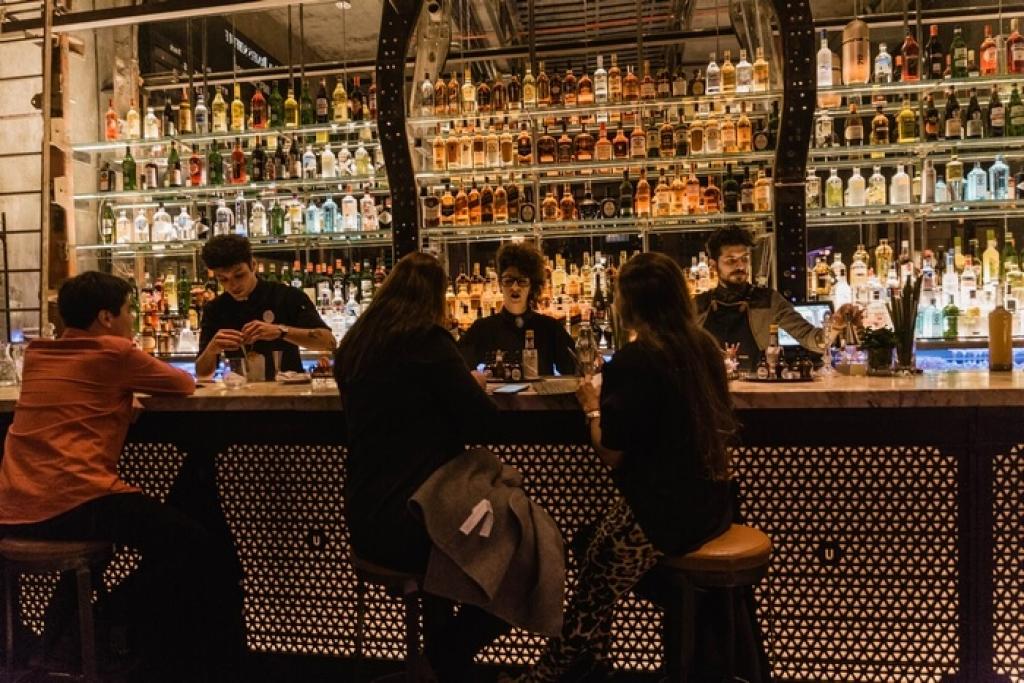 São considerados cafés famosos aqueles bares, bilhares ou cafés relacionados com fatos ou atividades culturais importantes