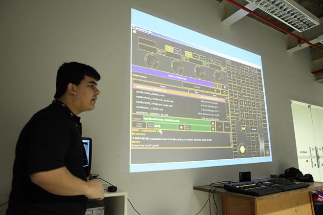 O iluminador Abilinho ministra cursos e oficinas em todo o país