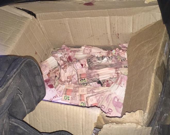 Na fuga na madrugada do crime, arrombadores trocaram tiros com a PM na entrada de São João do Oriente e deixaram o dinheiro para trás, além de armas 