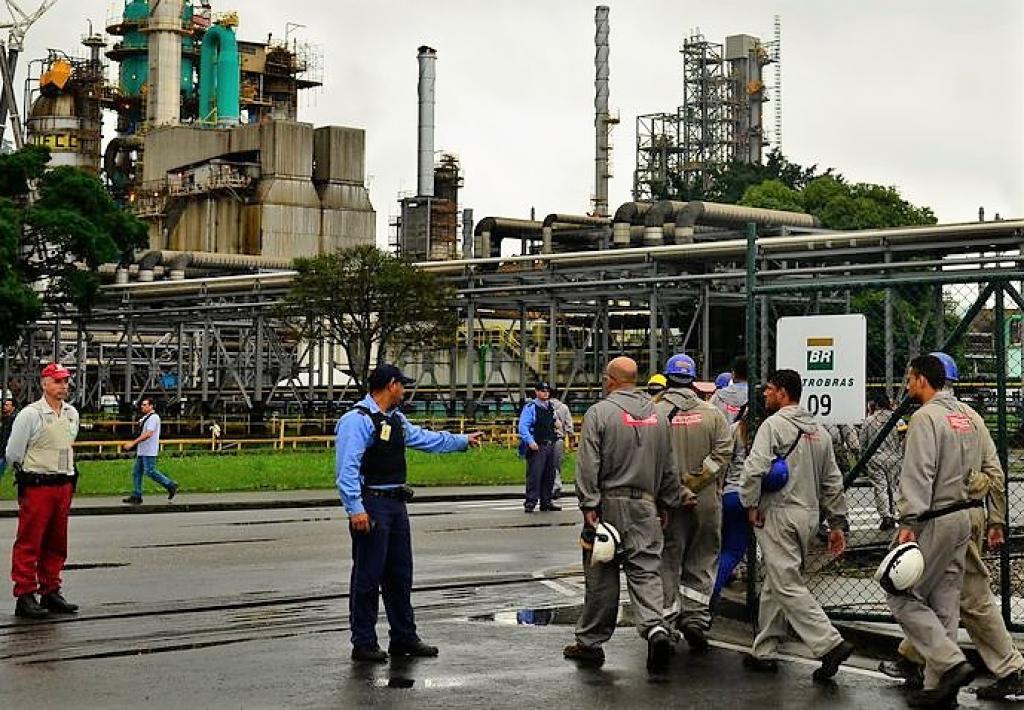 A partir de amanhã, litro da gasolina custará R$ 2,2294 nas refinarias, dois centavos a mais do que os R$ 2,2069 cobrados desde 5 de setembro   (Arquivo/Rovena Rosa/Agência Brasil)