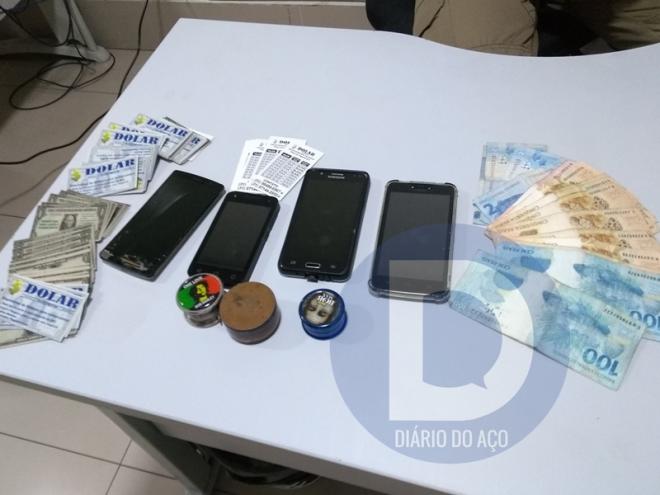 Os policiais recolheram porções de maconha, dinheiro e cartões com os planos dos empréstimos