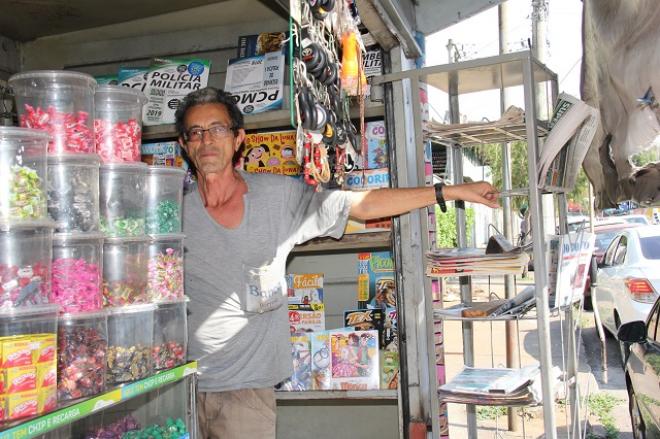 Conhecido como Paraíba, José Alves trabalha desde 1989 como jornaleiro 