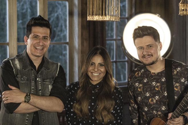Gabriela Rocha canta com a dupla André e Felipe