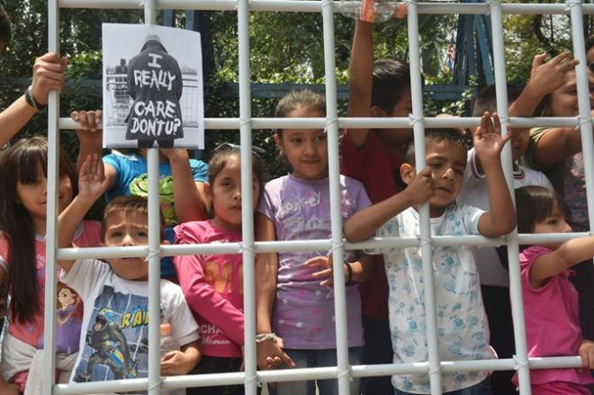 Crianças presas com pais imigrantes ilegais são separadas e liberadas somente com a conclusão da deportação 