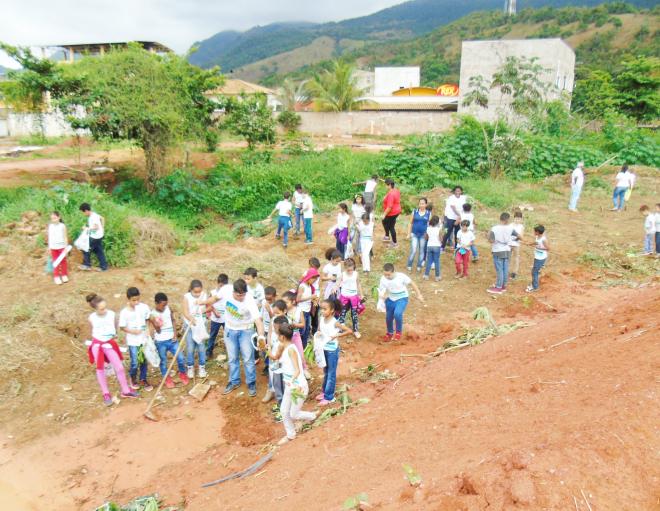 Os alunos plantaram diversas mudas de arvores frutíferas, ressaltando a importância da cobertura vegetal
