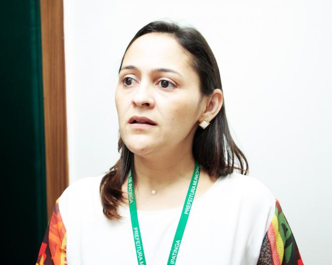 Érica Dias explica que o objetivo da capacitação é orientar para a responsabilidade dos municípios na assistência aos pacientes