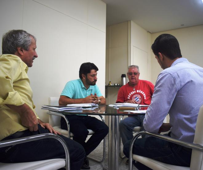 A precariedade da infraestrutura do bairro gera constantes reclamações dos moradores e foi tratada em reunião com o prefeito de Timóteo 