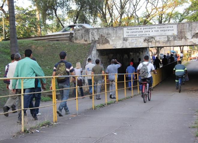 Milhares de pedestres utilizam a passagem diariamente no Centro de Ipatinga