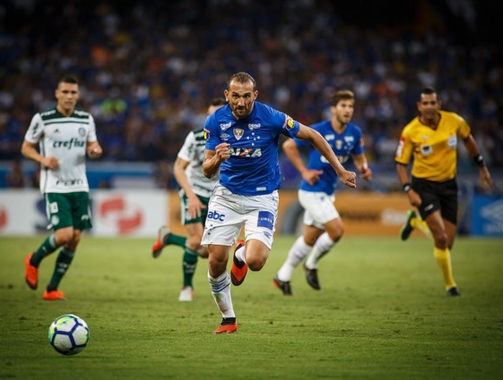 Corinthians marca e empata com Cruzeiro no fim do jogo 