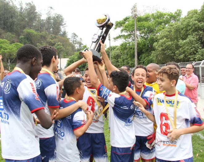 Garotada do Timóteo festejou muito a conquista do título diante de um clube tradicional