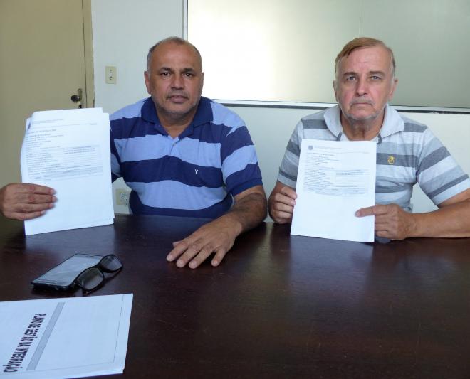  Antônio Maria e Eri Duarte apresentam o processo com a sentença que assegura a permanência na Câmara de Jaguaraçu