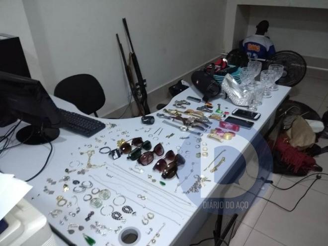 Os produtos roubados e recuperados encheram uma mesa e o chão no posto da PM