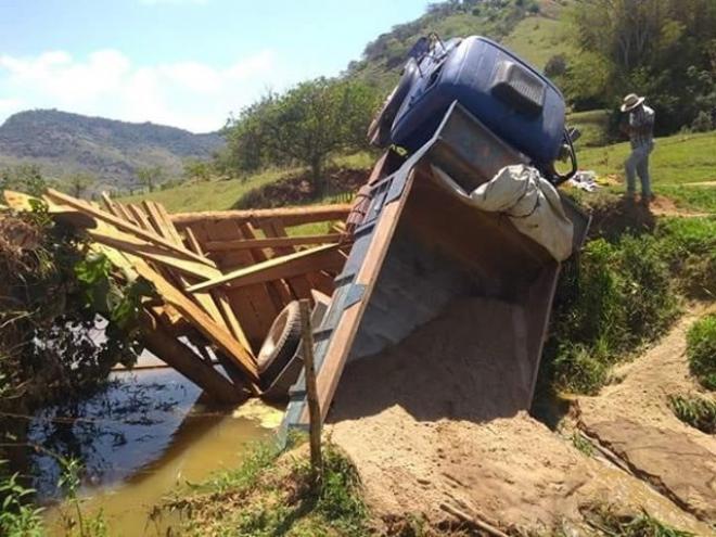Ponte caiu com a passagem de um caminhão carregado com areia