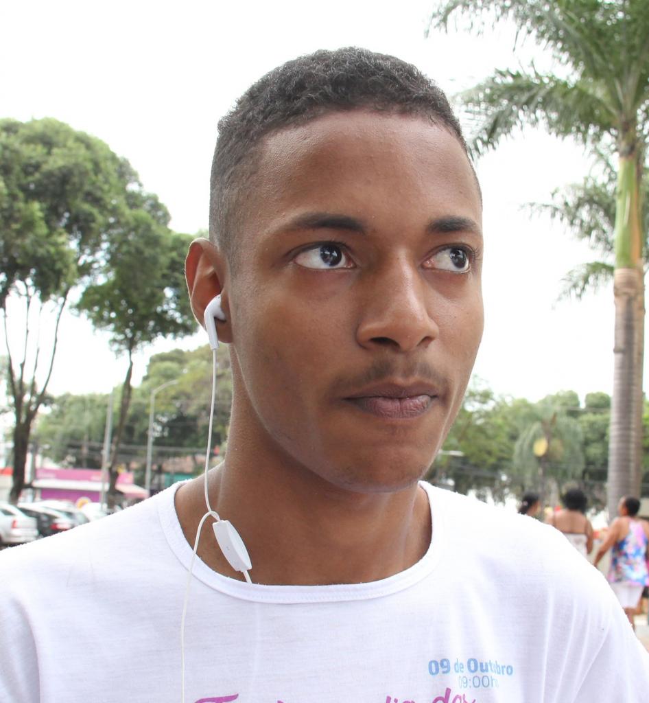 “Acho que a campanha não foi o suficiente para avaliar os candidatos, eles focaram em apenas atacar o adversário. Contudo, eu vi alguns debates pela televisão e consegui entender algumas propostas. Mas acho que par os próximos quatro anos a educação e saúde precisam melhorar, respeitando os professores e médicos com pagamentos em dia e não atrasando do jeito que está”. Robson Rodrigues, 21, estudante.