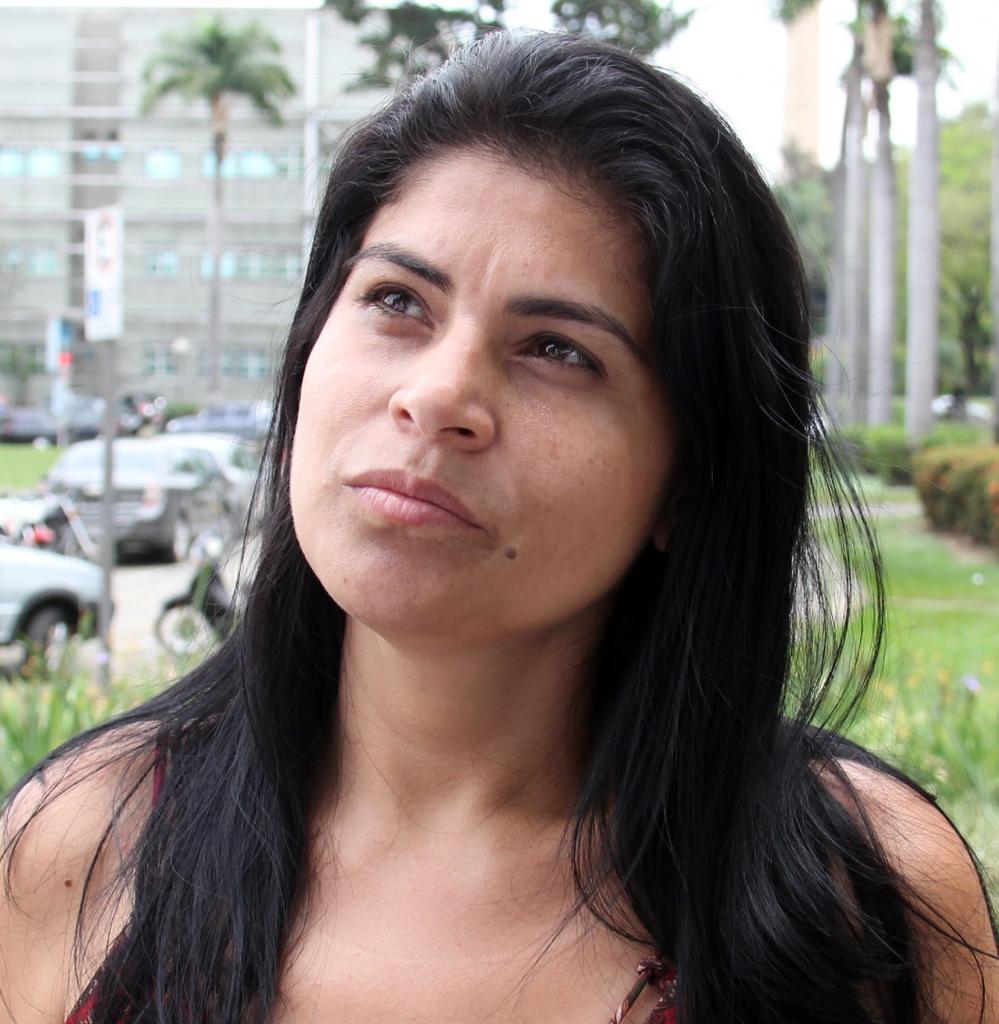 “Eu consegui avaliar bem os candidatos à Presidência da República. Em relação ao Governo de Minas eu ainda estou um pouco perdida, acredito que os debates não foram os suficientes para realizarmos uma análise. Espero que os próximos representantes possam realizar melhorias especialmente na área da saúde, pois é fundamental pra todo mundo e está bem ruim”. Jaqueline Vitorino, 34 anos, dona de casa.