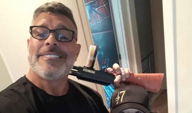 Portanto uma arma de paintball Alexandre Fota postou fotos e agradecimentos em suas mídias sociais 