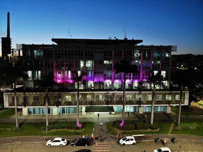 Prédio apresenta iluminação especial alusiva ao Outubro Rosa desde a semana passada 
