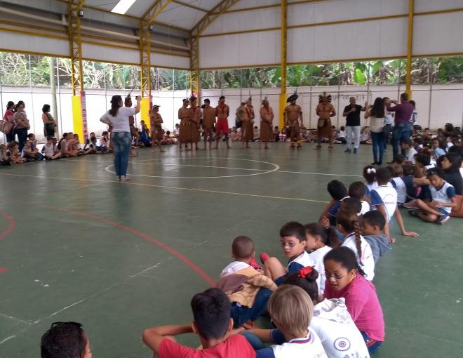Atração especial no evento, dez índios Pataxó, pertencentes à aldeia Gerú Tucunã, localizada no distrito de Felicina, município de Açucena, trouxeram aos alunos um pouco de seus valores culturais