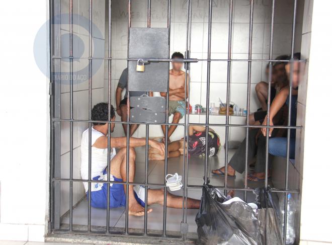 O correcional da Delegacia da Polícia Civil de Ipatinga abriga presos há dias, sem condições para dormir ou tomar banho  