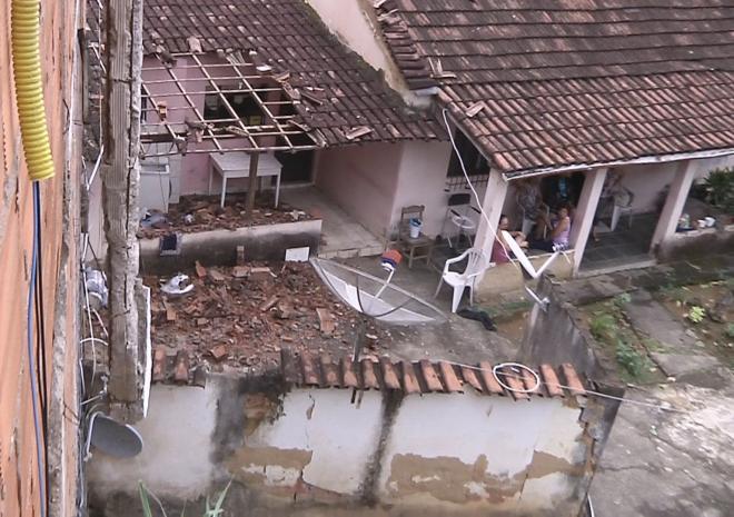 Imóveis foram destelhados durante a chuva de domingo, em Coronel Fabriciano 