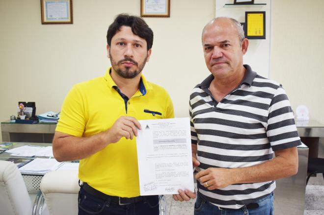 Prefeito e vice mostram notificação e caso pode ir parar na Justiça