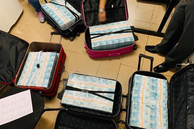 Malas com dinheiro foram apreendidas em carros de policiais paulistas