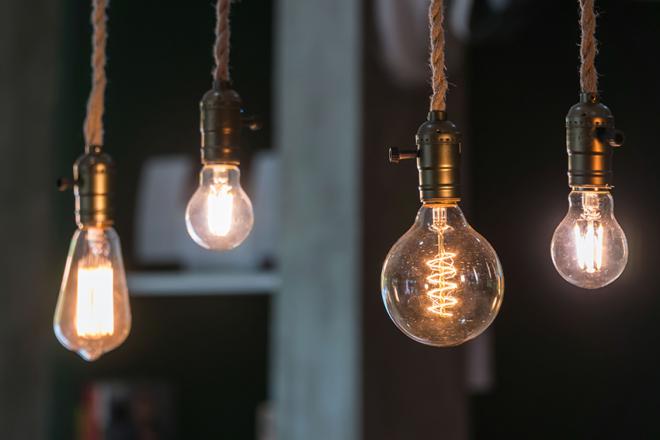 A primeira lâmpada incandescente a ser comercializada em grande escala foi criada por Thomas Edison