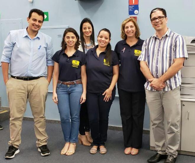 A equipe do BB Timóteo: Tales, Ellen, Cida, Michelli e Darci, com o médico Flávio