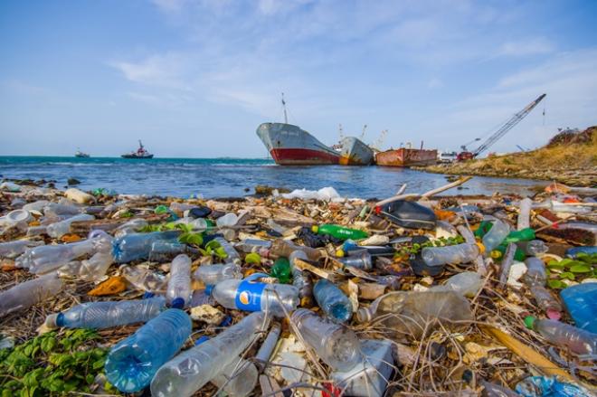 União Europeia vai banir plásticos até 2021; segundo a lei itens já contam com alternativas biodegradáveis, como os produtos feitos de papelão ou madeira 