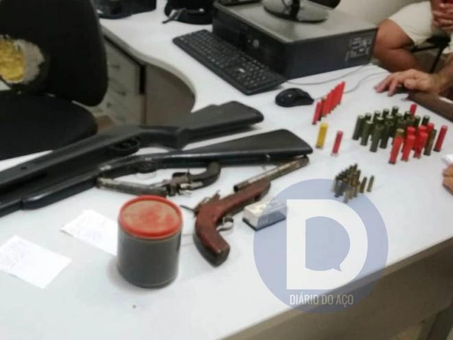 As armas e munição recolhidas pela Polícia Militar