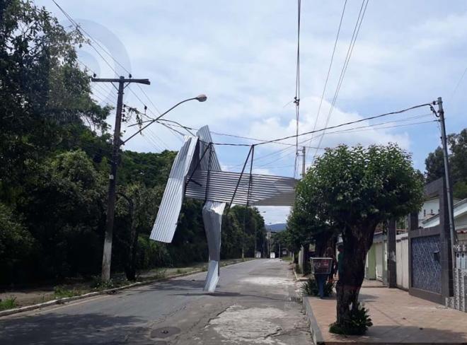 Até o começo da tarde de hoje, moradores estavam sem energia em suas residências