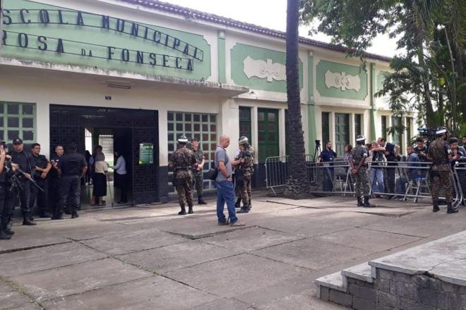 A Justiça Eleitoral reforçou a segurança na Escola Municipal Rosa da Fonseca, na Vila Militar, local de votação do candidato à Presidência da República Jair Bolsonaro (PSL). Além dos policiais federais e militares que já trabalharam no local no primeiro turno, também há mais de 20 militares do 11º Batalhão de Polícia do Exército na entrada da escola. 