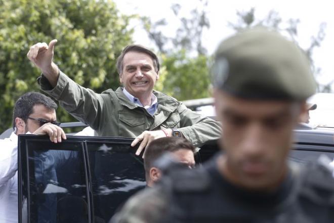 Bolsonaro para carro, agradece apoio e acena para eleitores no Rio Tânia Regô/Agência Brasil Segurança reforçada