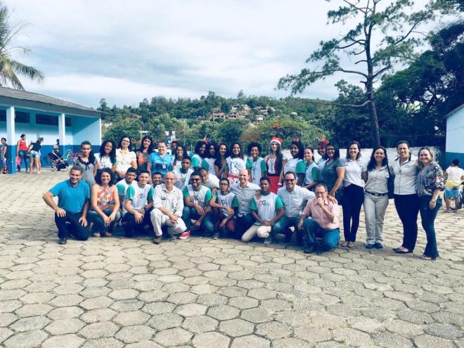 Equipes mais os estudantes da Escola Municipal Educação Criativa