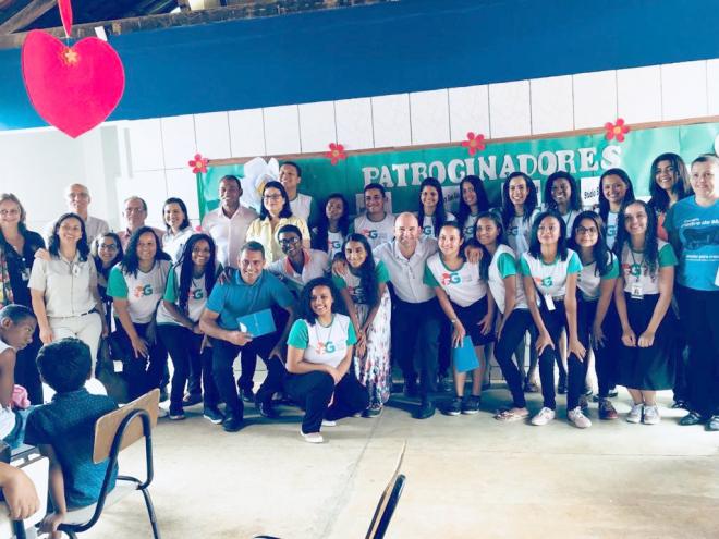 Equipe e  alunos da Apae Educadora Luz do Oriente