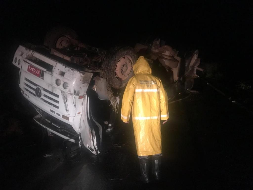 Motorista e ajudante escaparam com ferimentos leves, do acidente na Serra da Viúva, em Santana do Paraíso