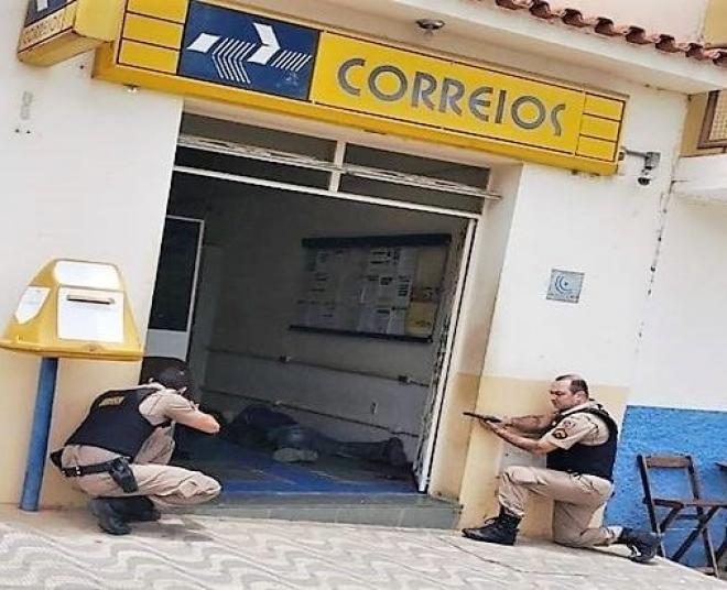 Policiais libertaram reféns, prenderam assaltantes e recuperaram dinheiro que seria levado da agência 