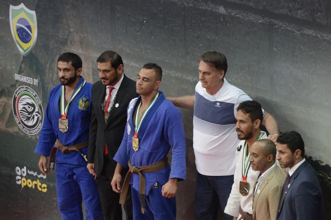 O presidente eleito Jair Bolsonaro entrega medalhas aos vencedores na categoria faixa marrom adulto no Grand Slam de Jiu-Jitsu na Barra da Tijuca, no Rio de Janeiro - Tomaz Silva/Agência Brasil