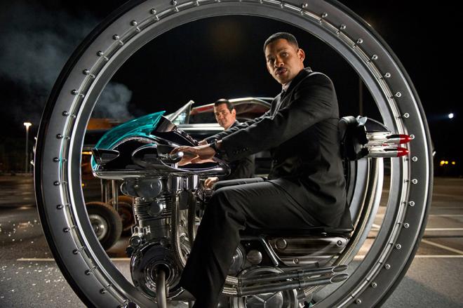 Tommy Lee Jones e Will Smith estrelam “MIB – Homens de Preto”