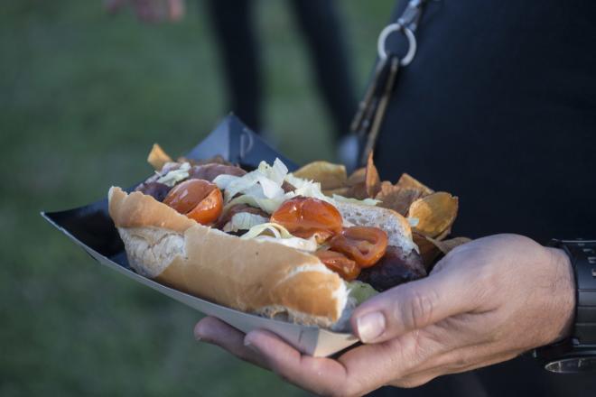 Choripan gourmet: salsicha assada em quebracho e tomates cereja ao prato, na versão de restauração Rodazo (Foto: Constanza Niscovolos)