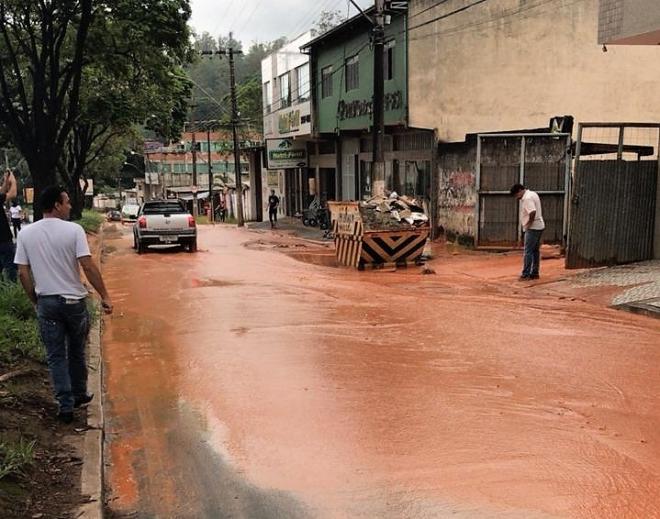 Acidente com tubulação da Copasa causou inundação da avenida Acesita hoje cedo 