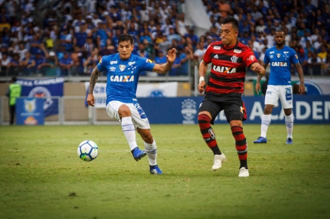 Lucas Romero em lance com Uribe