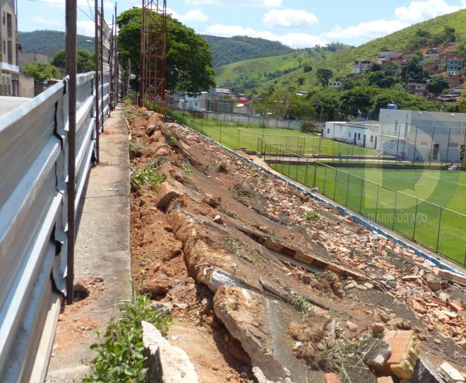 Telhas tapam o buraco deixado com a queda do muro, de modo paliativo