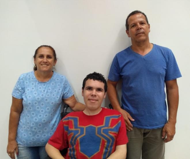 Thiago e os pais, Silvana Linhares e José Carlos dos Santos