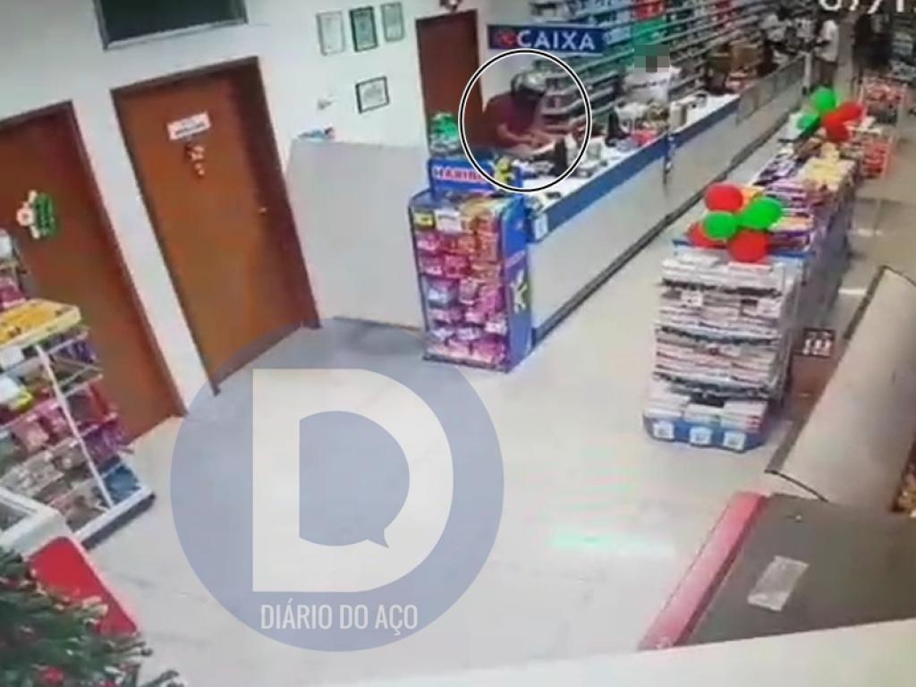O autor roubando o dinheiro do caixa da drogaria